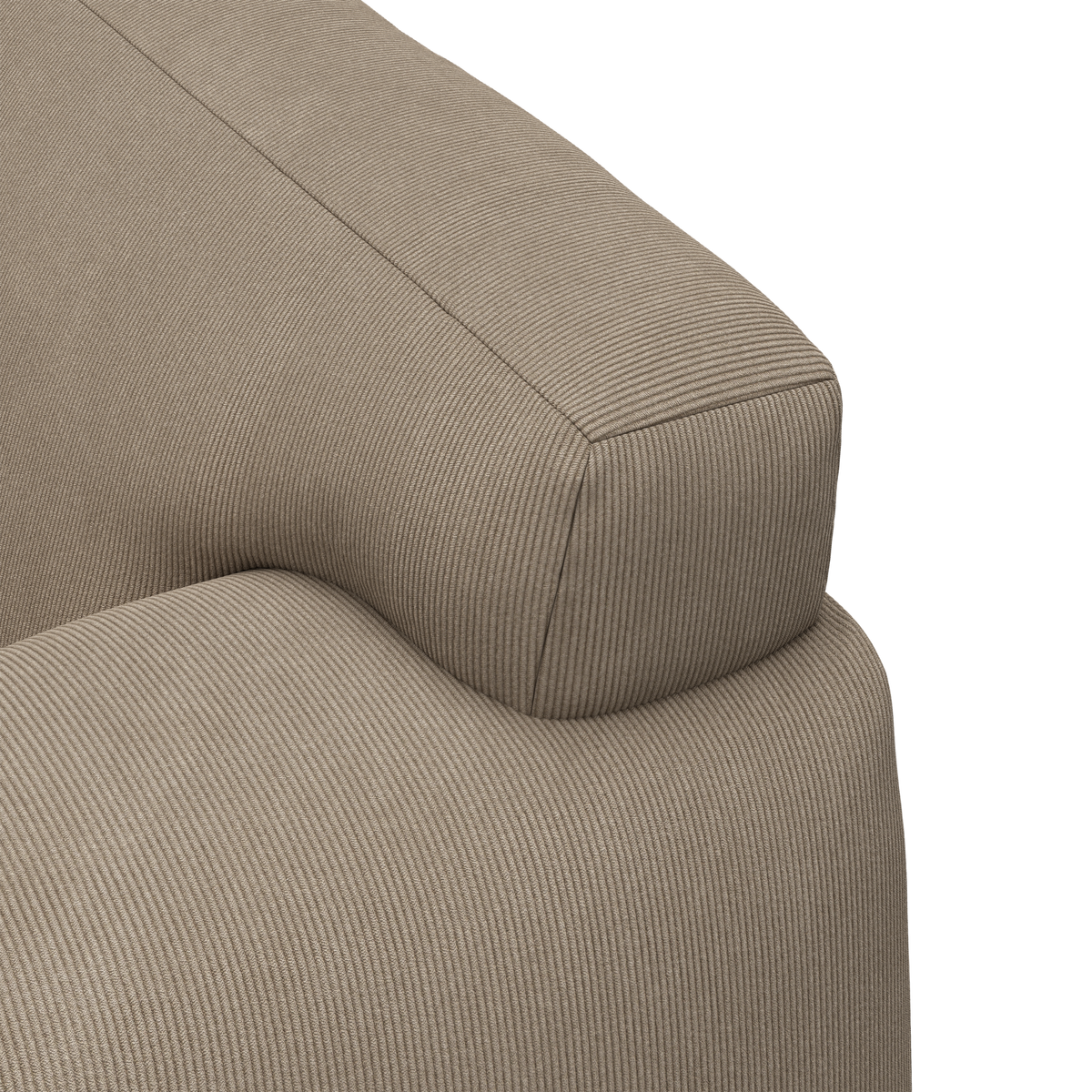 Nærbillede af et beige rillet fløjlsovertrukket sofa-armlæn i studiemiljø.