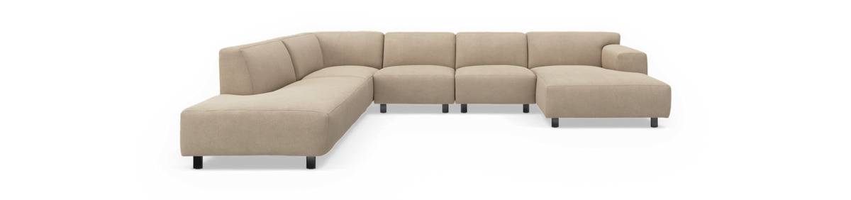 Beige modul-hjørnesofa med højre chaiselong, fritlagt på sort baggrund.
