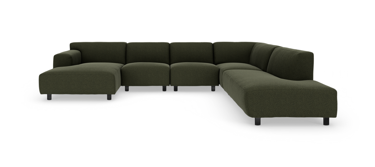 Mørkegrøn modulær hjørnesofa med chaiselong, bløde afrundede former på sorte ben.