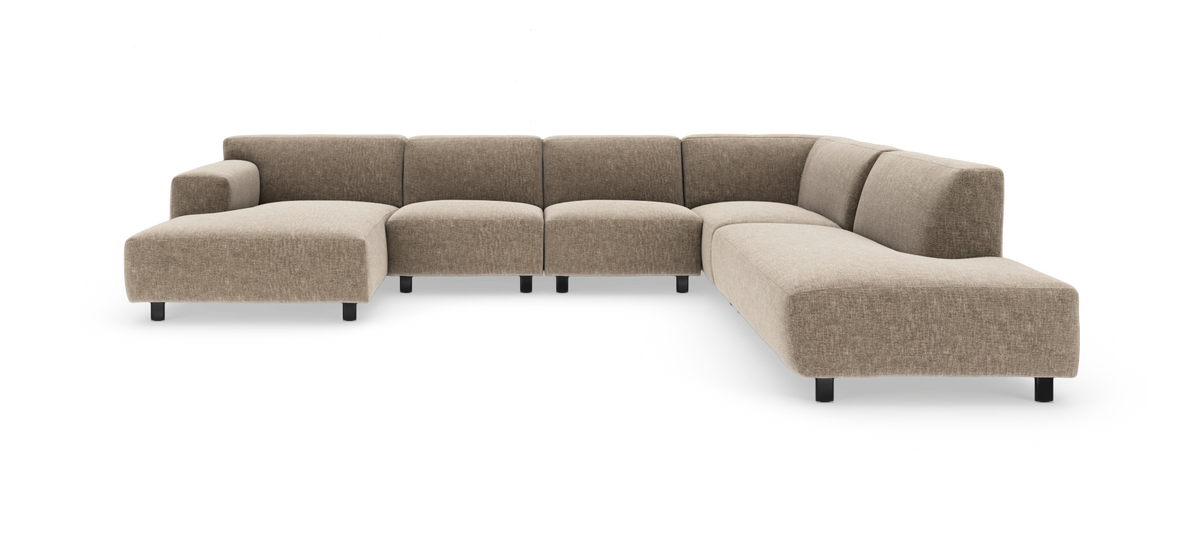 Modulsofa i L‑form med venstre chaiselong i beige stof, fritstående mod hvid baggrund.