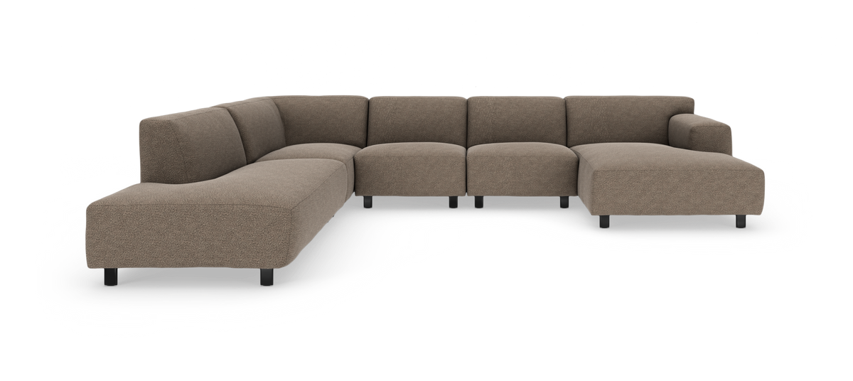 Brun modulsofa i L-form med chaiselong til højre, lav ryg og sorte ben, fritlagt.
