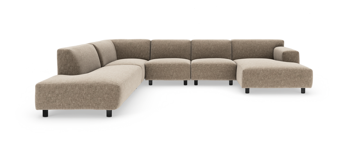 Modulær L‑formet beige hjørnesofa i stof med chaiselong til højre på hvid baggrund.