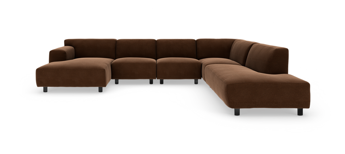 Brun modulær hjørnesofa med chaiselong i L-form, fritstående på hvid baggrund.