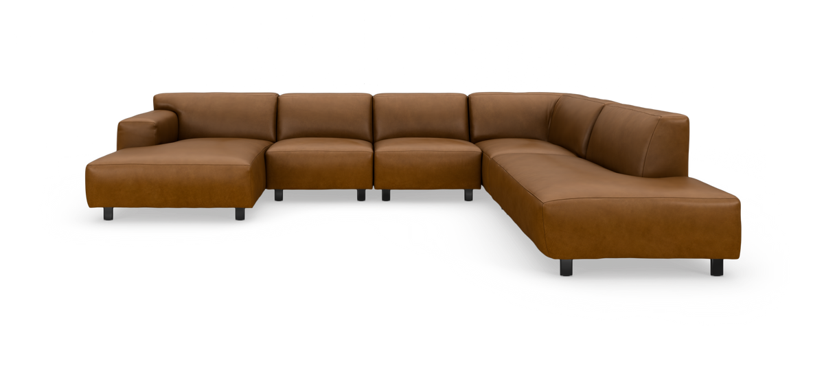 Modulær L-formet hjørnesofa med chaiselong i brun læder, frilagt på hvid baggrund.