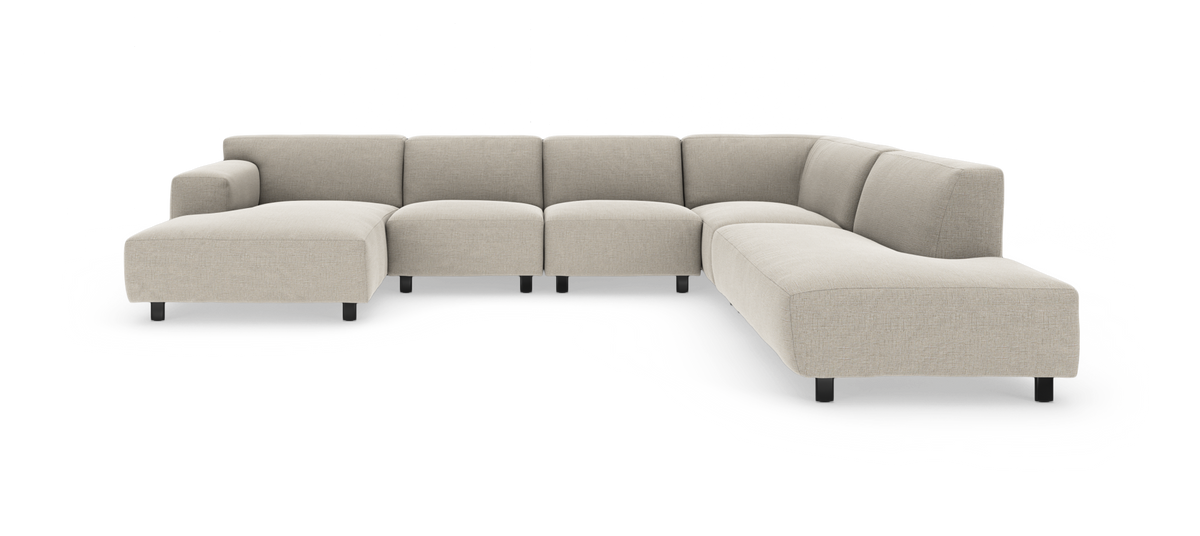 Beige, modulær hjørnesofa med venstrevendt chaiselong, bløde afrundede sæder og sorte ben, frilagt på hvid baggrund.