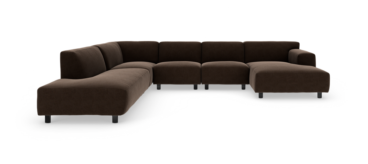 Modulær hjørnesofa i mørkebrun tekstil med chaiselong på højre side, frilagt på hvid baggrund.