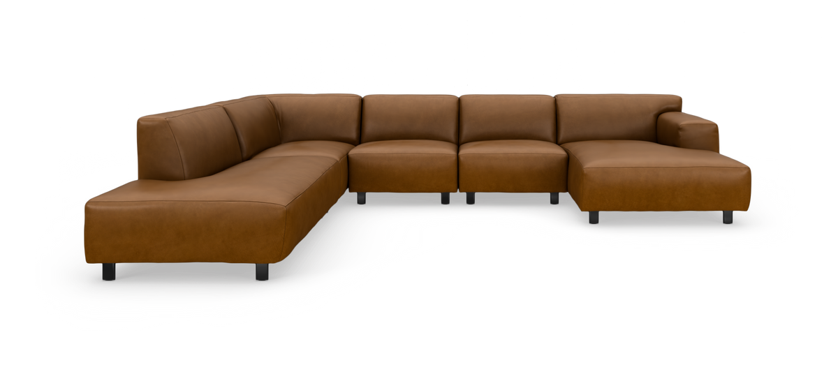 Brun L‑formet modulsofa i læder med chaiselong til højre, frilagt på hvid baggrund.