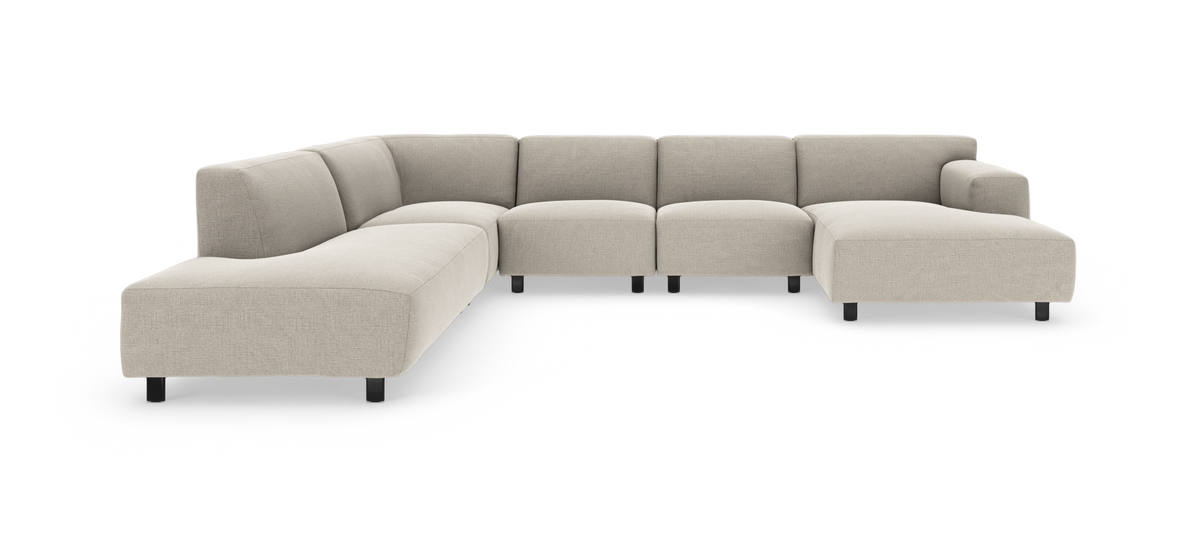 Modulær hjørnesofa i beige stof med chaiselong til højre, frilagt på hvid baggrund.
