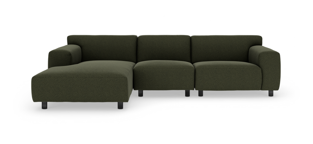 Mørkegrøn modulsofa med venstre chaiselong, polstret, fritstående mod hvid baggrund.