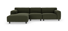 Mørkegrøn modulsofa med venstre chaiselong, polstret, fritstående mod hvid baggrund.