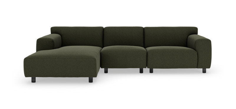 Mørkegrøn modulsofa med venstre chaiselong, polstret, fritstående mod hvid baggrund._ps