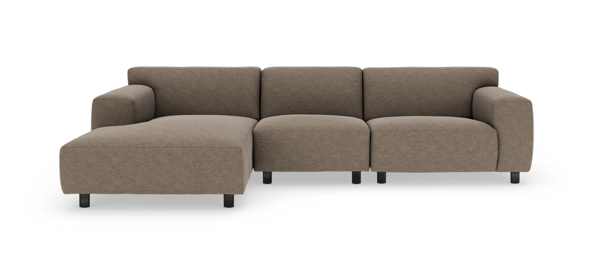 Brun modulsofa med chaiselong til venstre, fritlagt på hvid baggrund.