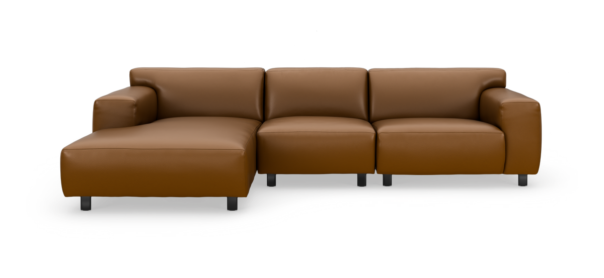Brun læder hjørnesofa med chaiselong til venstre, set direkte forfra mod hvid baggrund.