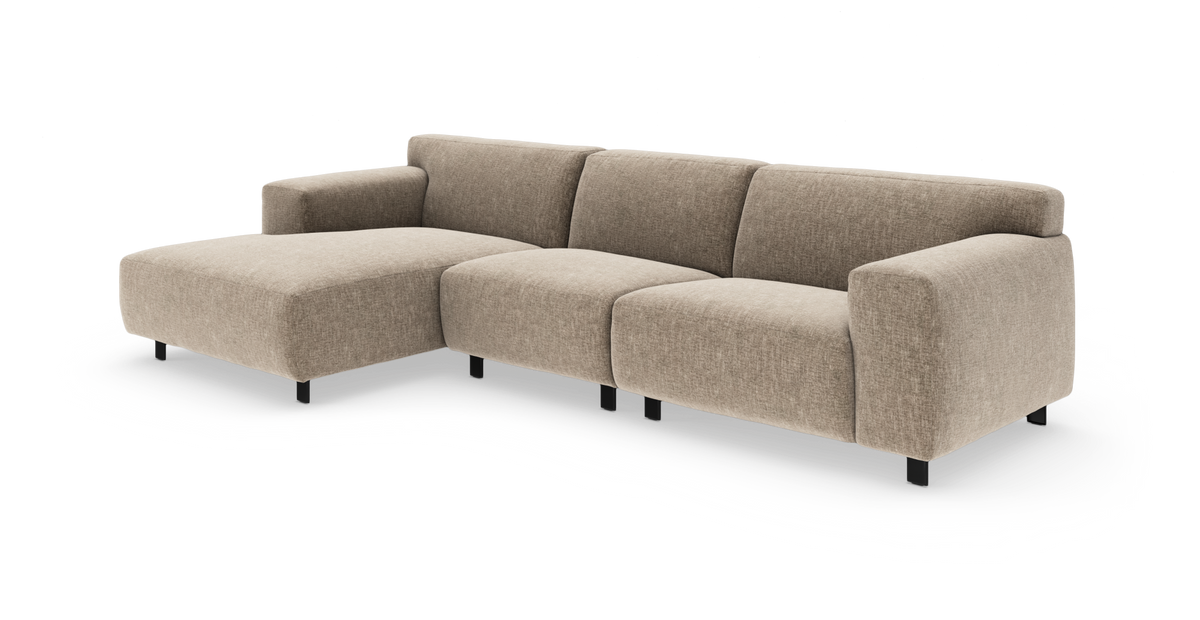 Beige hjørnesofa med chaiselong til venstre og brede armlæn på sorte ben.