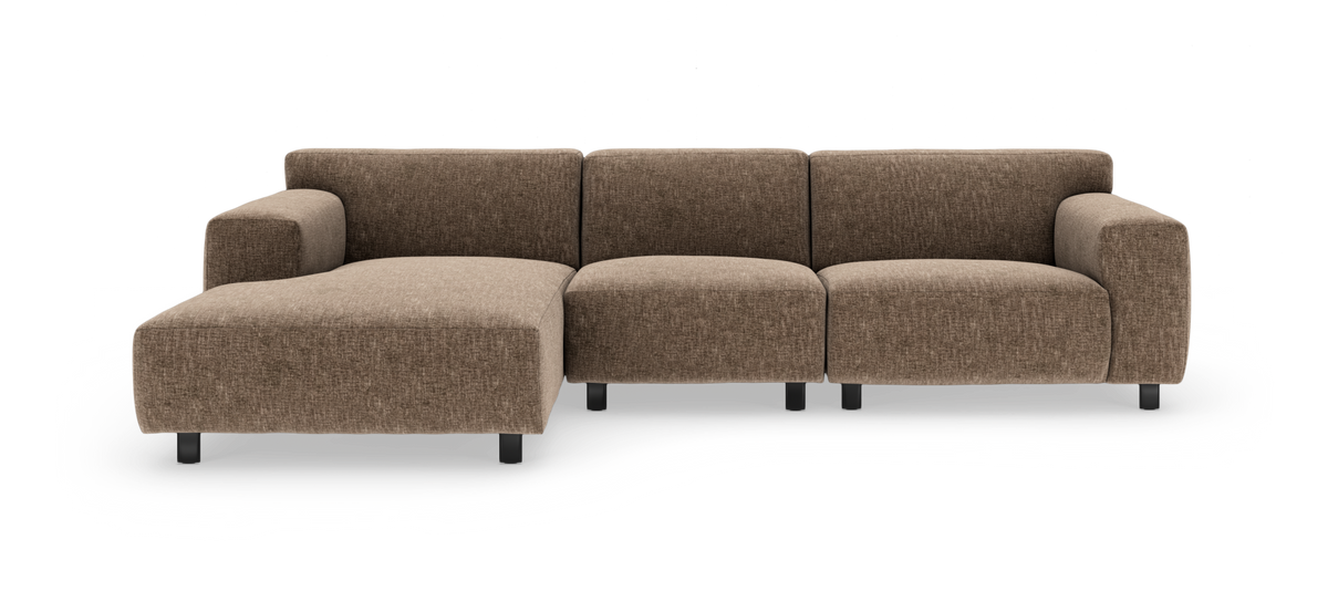 Brun modulsofa i stof med venstre chaiselong og sorte ben, moderne design på hvid baggrund.