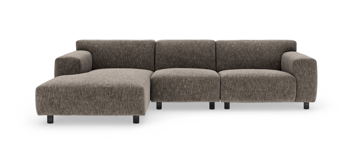 Brungrå modulsofa med chaiselong til venstre, frilagt på hvid baggrund.