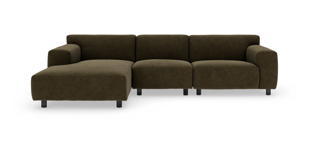 Mørk olivengrøn modulsofa med venstre chaiselong, corduroy‑lignende stof og metalben, frilagt på hvid baggrund.