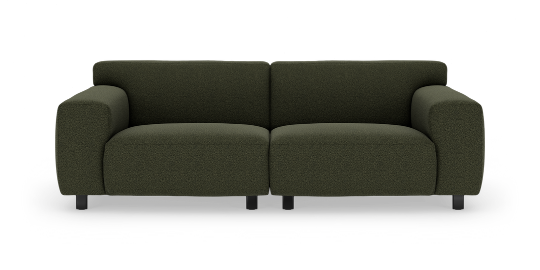 Mørkegrøn 2-personers sofa med brede, afrundede armlæn på hvid studiobaggrund.