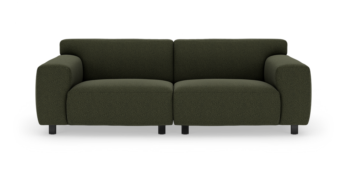 Mørkegrøn 2-personers sofa med brede, afrundede armlæn på hvid studiobaggrund.