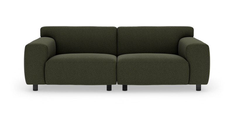 Mørkegrøn 2-personers sofa med brede, afrundede armlæn på hvid studiobaggrund._ps