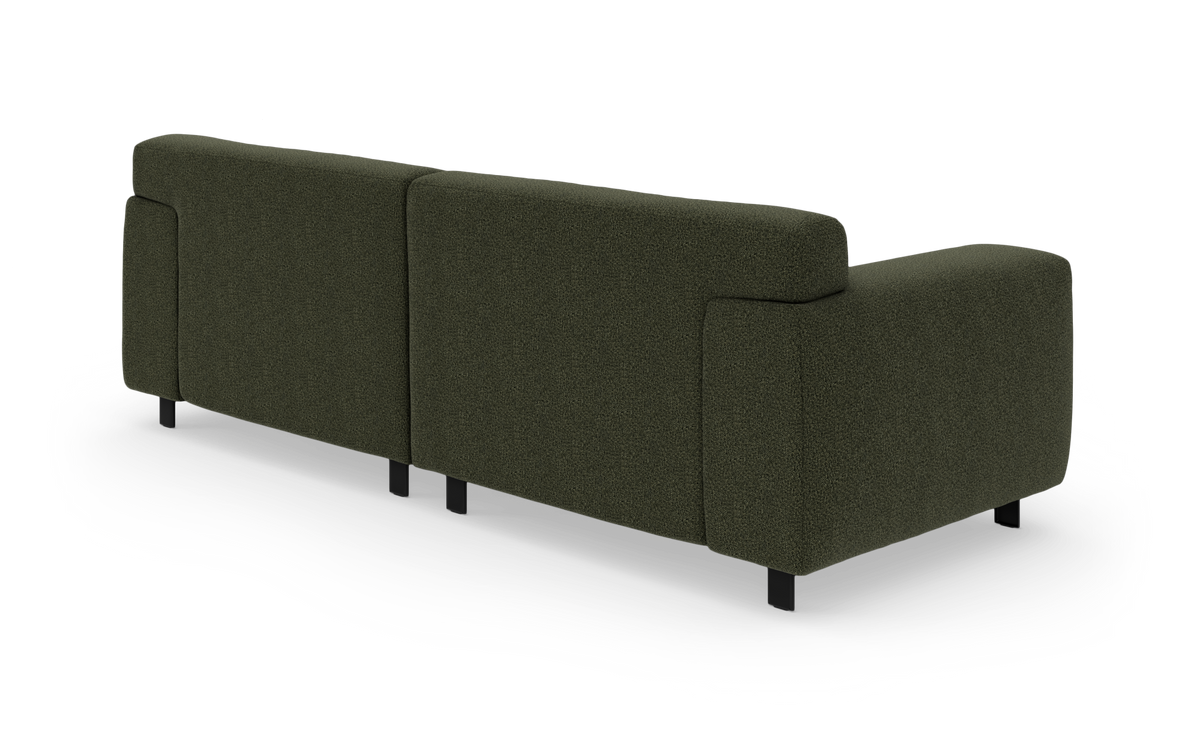 Mørkegrøn stofsofa set bagfra i skrå vinkel på hvid baggrund.
