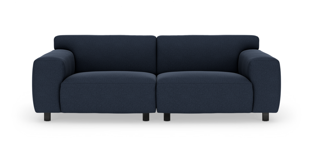 Mørkeblå 2-personers sofa med brede armlæn på hvid baggrund.