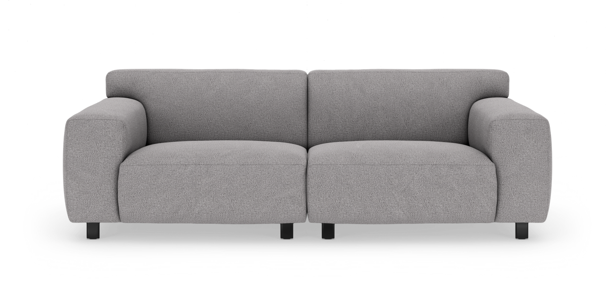 Grå 2-personers sofa med afrundede armlæn og sorte ben, fotograferet lige for i studielys.