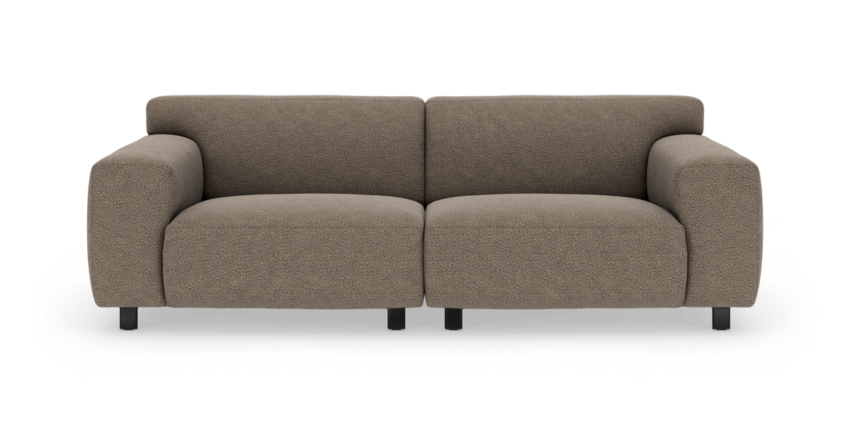 Brun 2-personers stofsofa med afrundede armlæn og sorte ben, set forfra.