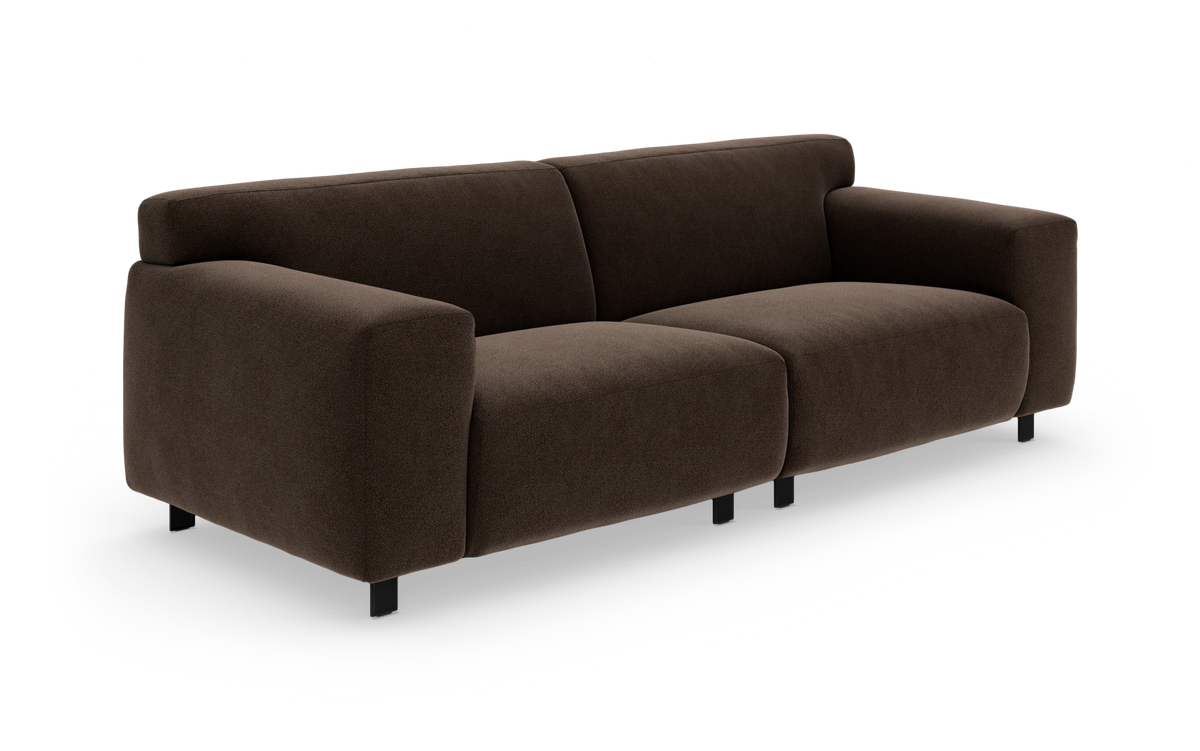 Mørkebrun 3-personers sofa med brede armlæn og sorte ben i moderne, blødt polstret design.