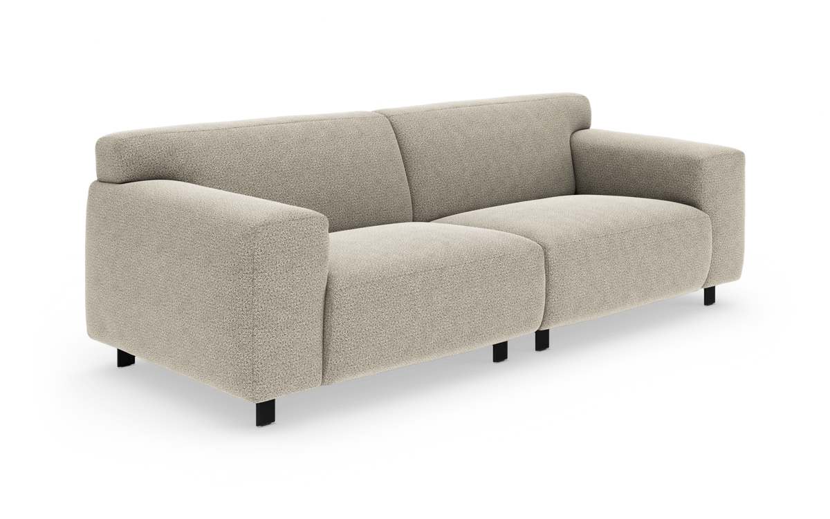 Beige tresæders sofa med brede armlæn og sorte ben, frilagt på hvid baggrund.