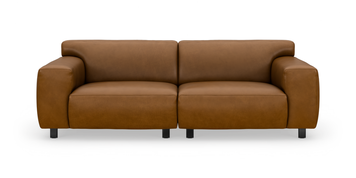 Brun lædersofa med brede armlæn, to sæder og metalben, set forfra.