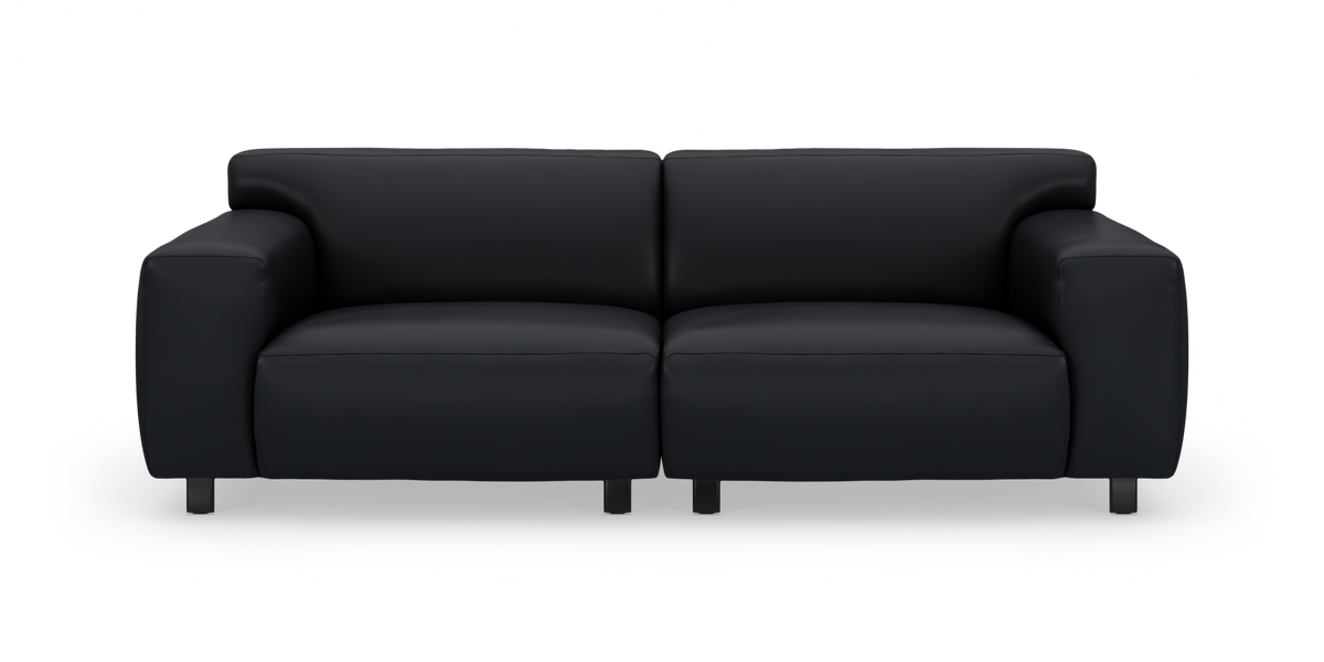 Sort lædersofa i moderne design, set forfra mod hvid baggrund.