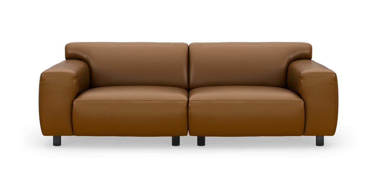 Brun to-personers lædersofa i moderne stil, set forfra mod hvid baggrund.
