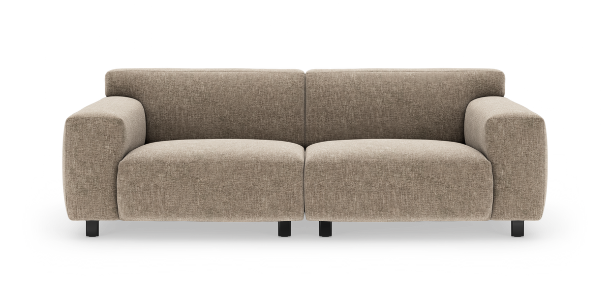 Beige 2-personers sofasæde i tekstil med brede, afrundede armlæn på hvid baggrund.