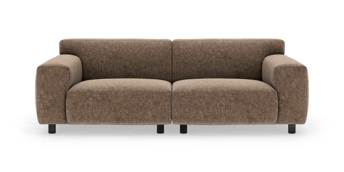 Brun 2-personers sofa med brede armlæn, stofbetræk og sorte ben, frilagt på hvid baggrund.