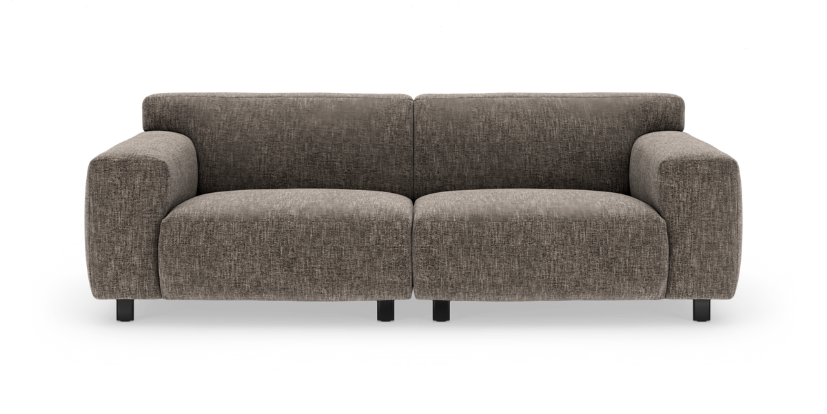 Brungrå 2-personers sofa med brede armlæn og lave sorte ben, frilagt på hvid baggrund.