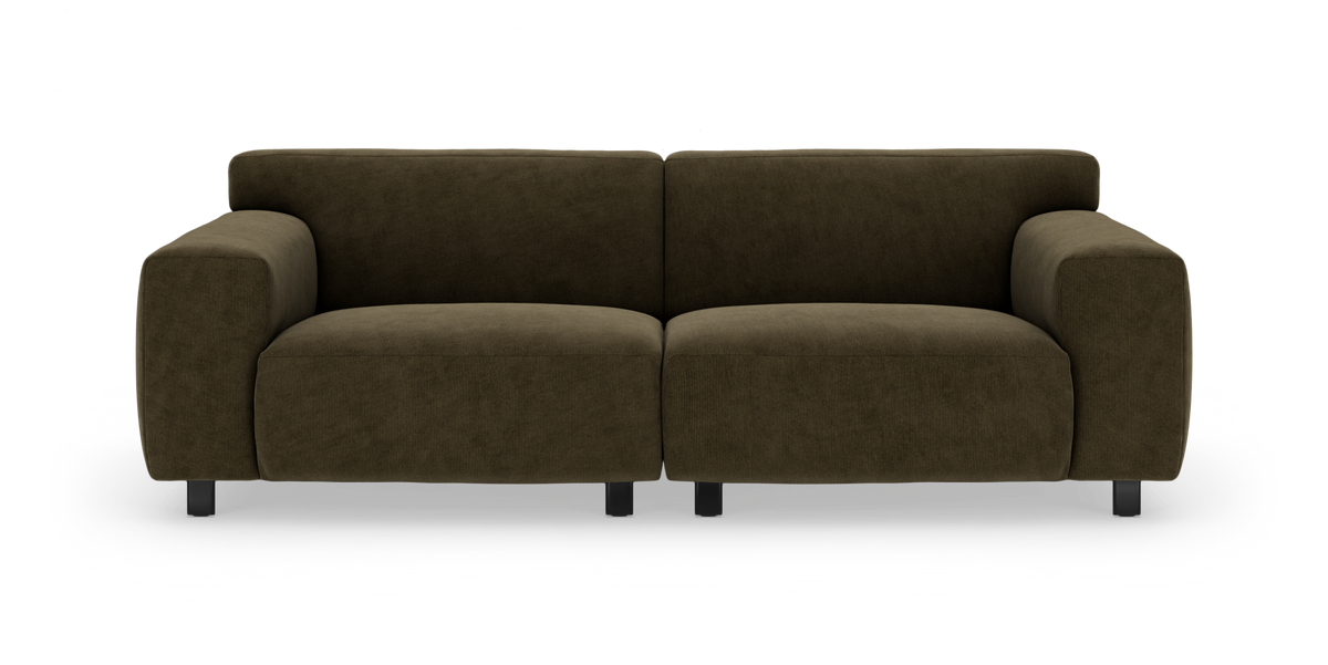 Mørkegrøn 2-personers sofa i fløjl med brede armlæn og metalben, frilagt på hvid baggrund.