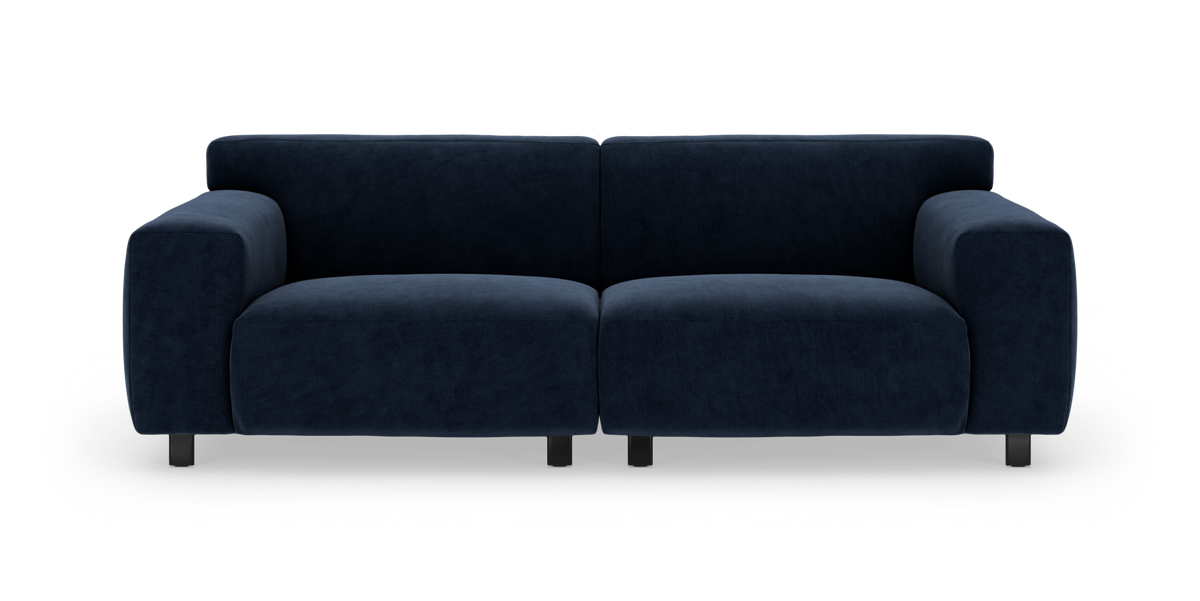 Mørkeblå, moderne 2-personers sofa set forfra mod hvid baggrund.