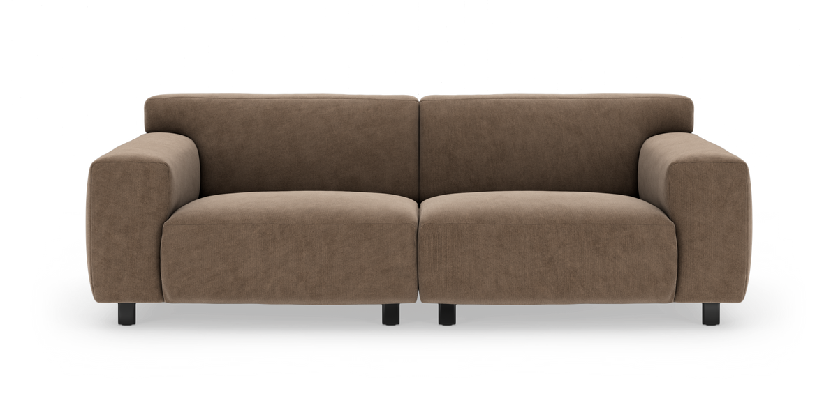 Brun 2-personers sofa med brede armlæn i fløjl/corduroy-look, frontvisning på hvid baggrund.