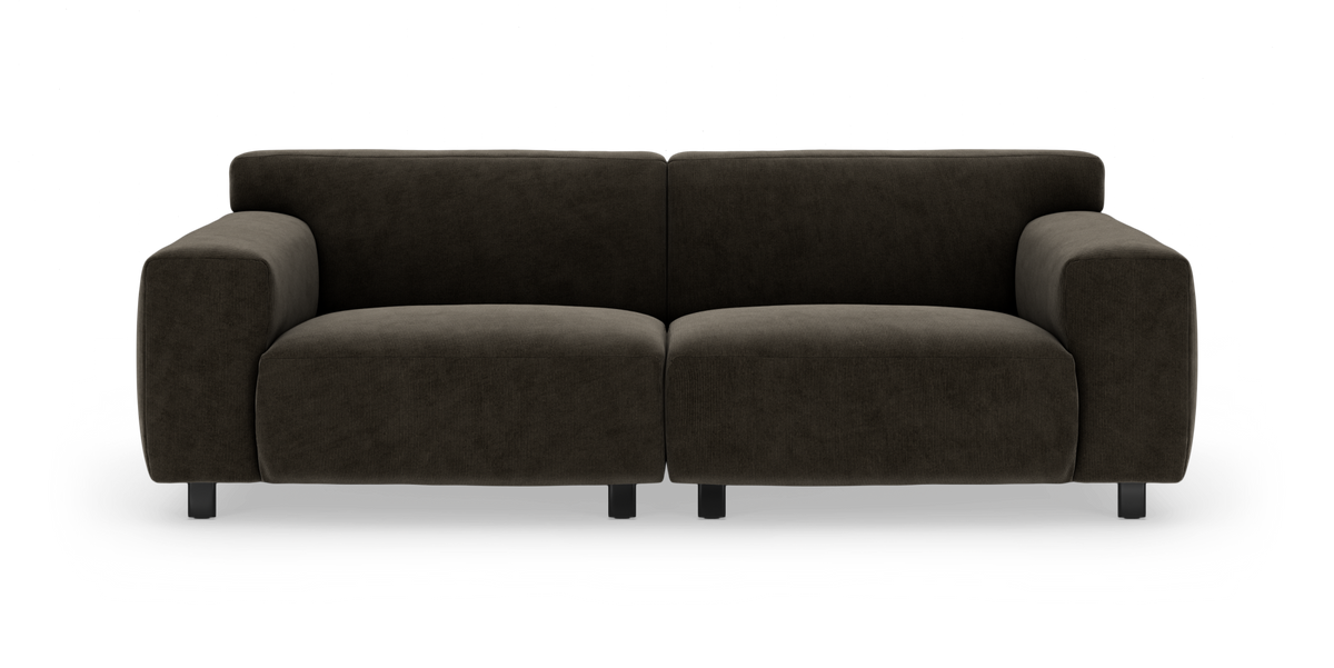 Mørkebrun moderne 2-personers sofa med ribbet stof, brede armlæn og korte metalben, frilagt på hvid baggrund.