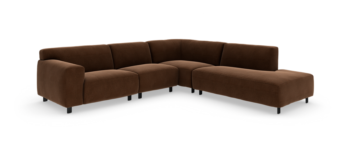 Mørkebrun L-formet modulsofa i tekstil med chaiselong på hvid baggrund.