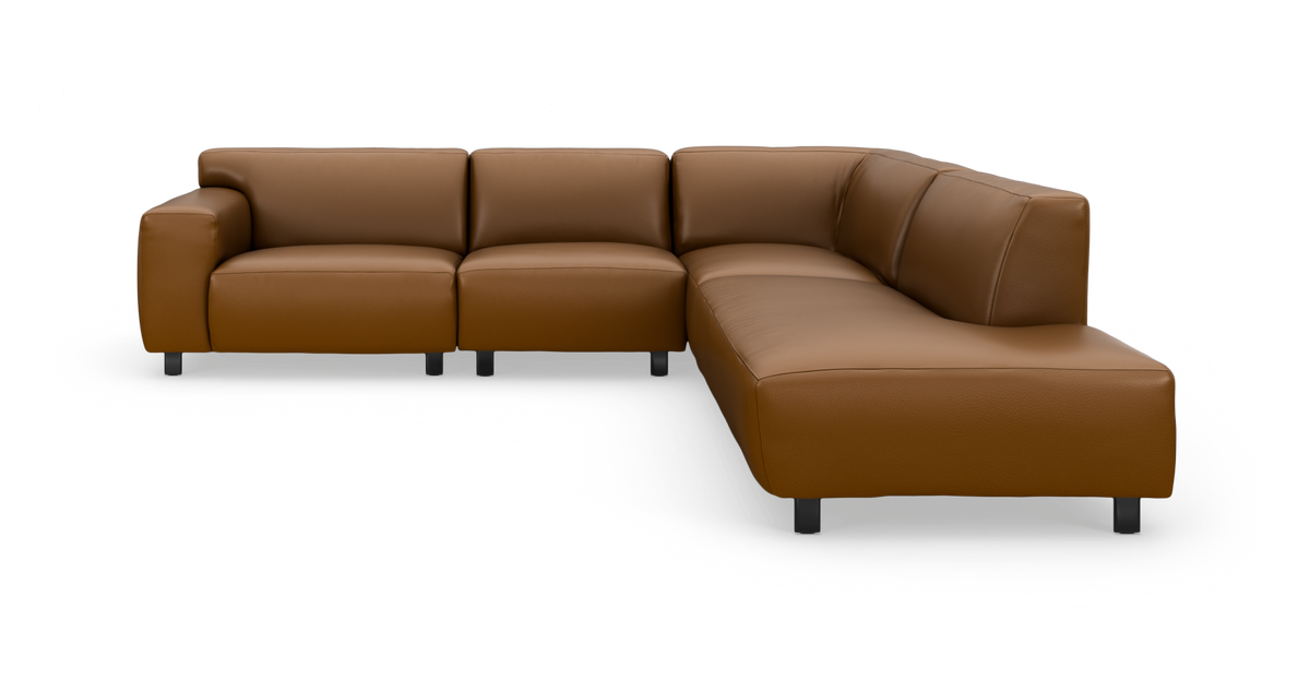 Brun L-formet læderhjørnesofa med lav ryg og metalben, frilagt på hvid baggrund.