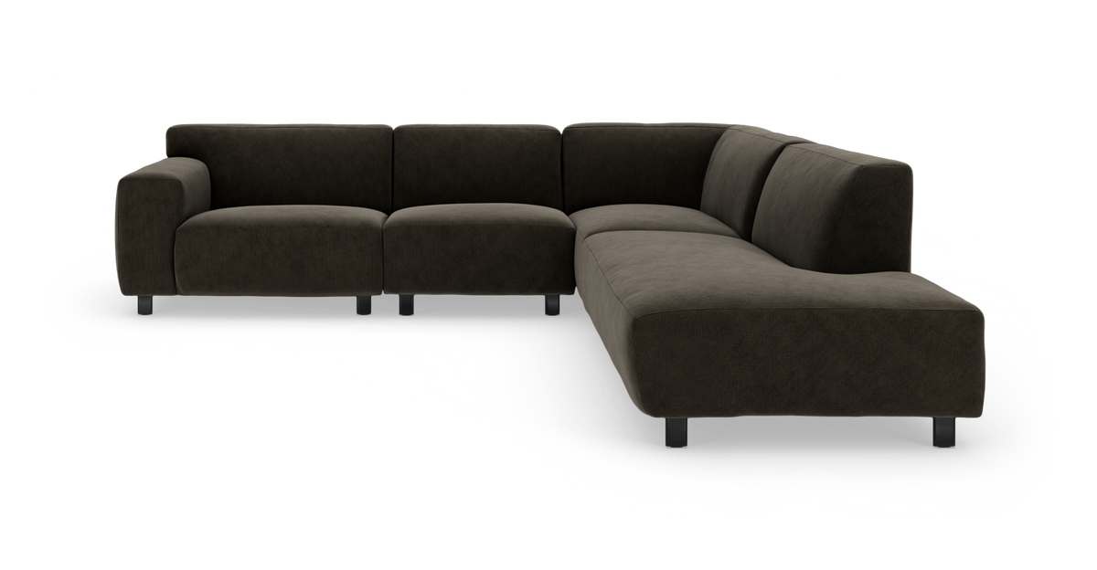 Mørkebrun hjørnesofa med rundet chaiselong til højre, brede armlæn og lave metalben.
