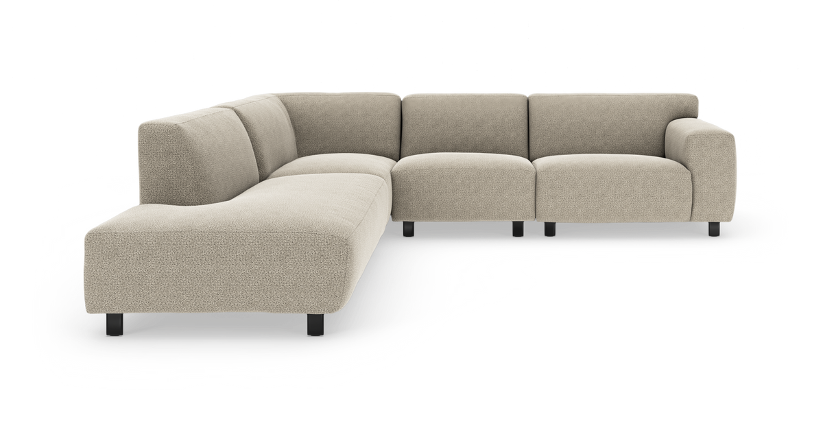 Beige modulopbygget hjørnesofa med afrundede former og sorte ben, frilagt på hvid baggrund.