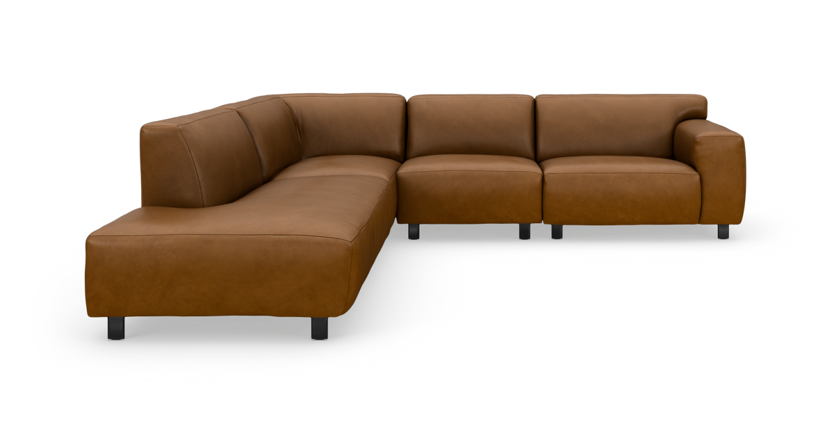 Brun modulsofa i læder med chaiselong, L‑formet, på hvid studiobaggrund.