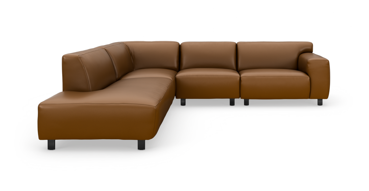 Brun L‑formet lædersofa med metalben, frilagt på hvid baggrund.