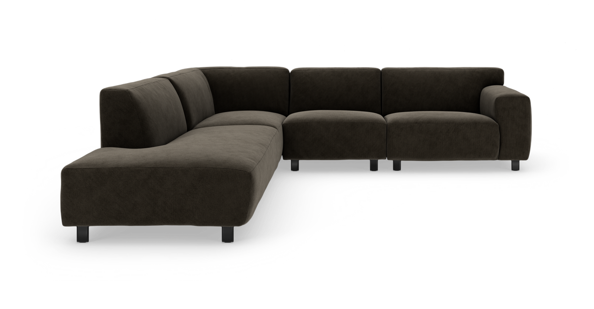 Mørkebrun L‑formet modulsofa med riflede betræk og lave metalben, fotograferet mod hvid studiebaggrund.