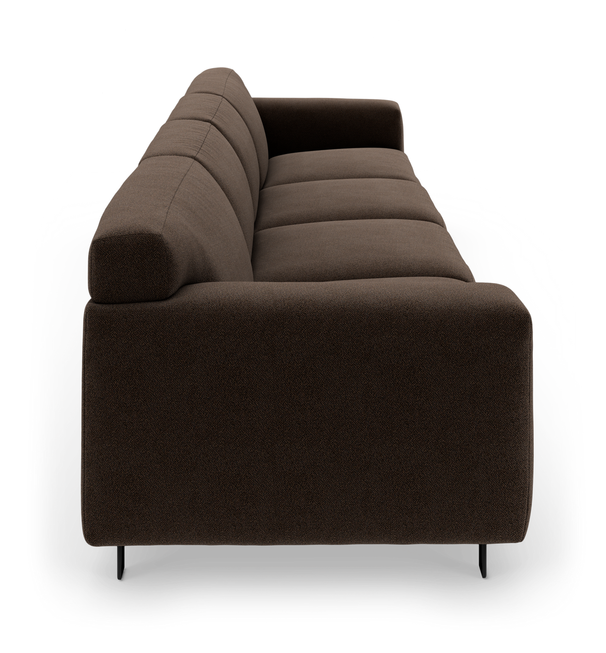 Mørkebrun sofa set fra siden på hvid baggrund.
