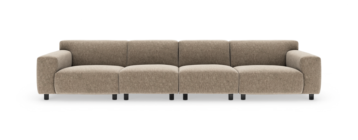 Beige modulsofa med brede armlæn, firesæders, frontvisning.