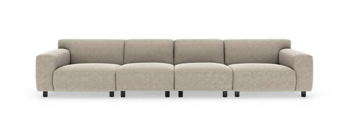 Beige modulsofa med fire sæder set forfra på hvid baggrund.